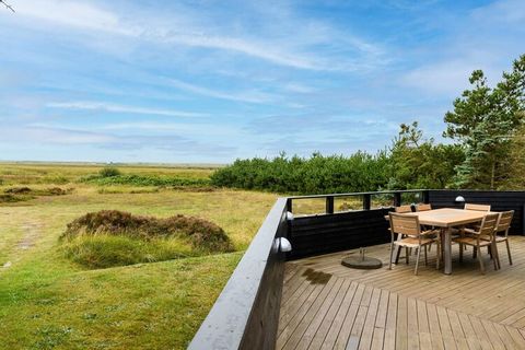 Ansprechend modernisiertes Ferienhaus in einer der attraktivsten Gegenden von Blåvand. Von der Terrasse aus haben Sie einen fantastischen Ausblick zur Dünenlandschaft ringsum! Das Ferienhaus liegt in einer ruhigen Straße, in der es mehr Vögel als Aut...