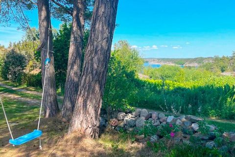 Welcome to fantastic Ellös on Orust in Bohuslän with proximity to both the sea, salty baths, restaurant and golf course. Here you stay comfortably with only 200 meters to the sea in a house built in 1973 and recently renovated in 2000. The house offe...