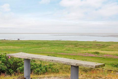 Zwischen Rømø und Fanø liegt die kleine Insel Mandø mit ihrer unberührten Natur. Wer Ruhe und Erholung sucht, kommt hier ganz auf seine Kosten. Sie brauchen dabei nicht auf Komfort zu verzichten, denn dieses schöne, 1848 erbaute Massivhaus mit Strohd...