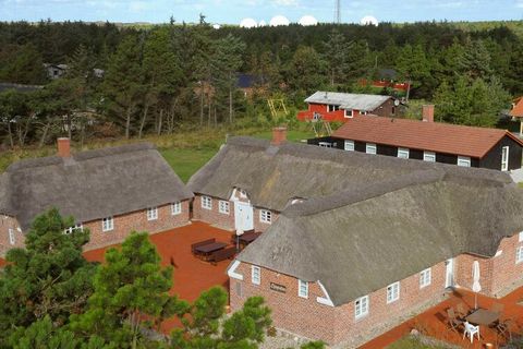 Mitten im Ortszentrum von Blåvand und in geringer Entfernung zu Fuß von dem kilometerlangen Sandstrand, finden Sie diese Ferienwohnung als ein Teil des alten Gutshofes Blåvand Klitgård aus dem Jahre 1854. Durch den Umbau 1992 entstand aus dem dreiflü...