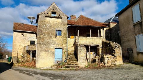 In the very pretty and quiet little village of Saillac, 13 minutes from Limogne en Quercy, this Quercy stone house offers magnificent potential with a living area of 146m² and a basement benefiting from a potential of 110m² to exploit (workshop , sto...