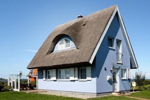 Cozy thatched roof house located directly on the water on a large garden plot with a clear view of the Breetzer Bodden in the still pristine northwest of the island of Rügen. In the harbor village of Vieregge you will find relaxation with beautiful s...