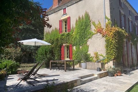 This charming French holiday home with private swimming pool with Roman steps and springboard is located between Cazals and Villefranche du Périgord. The tennis court is shared with the tenants of one other house (no visual contact and beyond hearing...