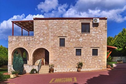 Twee typische stenen huizen, comfortabel en gezellig ingericht, in het noordwesten van Kreta tussen Kolimbari en Chania. Door de ligging op een heuvel kunt u genieten van een fantastisch uitzicht over het omringende landschap en de zee. Op het tuinpe...