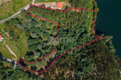 Identificação do imóvel: ZMPT558783 Rustic land with 21 700 m2 next to the river of Ermal in Vieira do Minho. It has private access to the river. Proximities: - 2 min from the café O Sítio; - 3 min from the grocery store Boticário; - 6 min from Rossa...