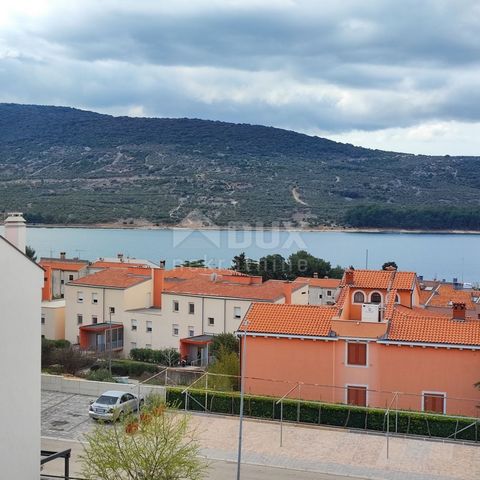 Location: Primorsko-goranska županija, Cres, Cres. CRES ISLAND, CRES CITY superb 3 bedroom + bathroom penthouse with sea view We are selling this excellent 3 bedroom + bathroom penthouse in a high-quality new building with a sea view. It consists of ...