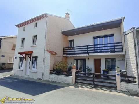 10km A89 and only twenty km from Clermont-Ferrand! Near Lezoux, charming house type F5 located in the village of MOISSAT (equipped with photovoltaic panels and an Air / Water heat pump) facing South / East, 158m2 high on ground floor which consists o...