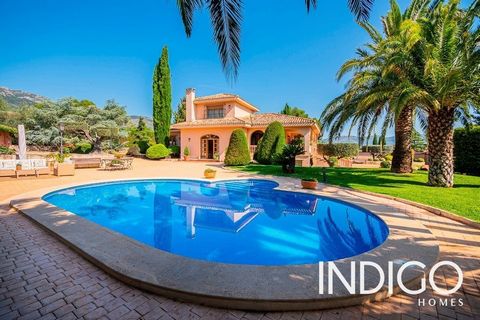 A dream villa surrounded by mountains with a garden, swimming pool, barbecue and with views of the Cocentaina Castle, an oasis of tranquility just 5 minutes from the city center and 45 minutes from Alicante with its airport. The  plot has 5,223 m2, a...