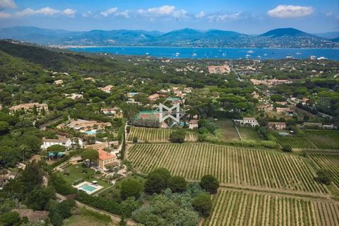 Located in the middle of a vineyard in Ramatuelle, the 19th century Bastide des Marres enjoys a privileged location near the center of Saint-Tropez and the famous beach of Pampelonne. Offering nearly 700m2 spread over 2 floors, the bastide can comfor...