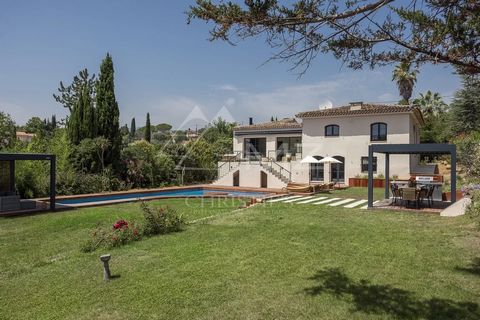 Located in the heart of the charming village of Valbonne, this Provencal villa has been fully renovated to modern standard. In a dominant position, it benefits from clear views and south-facing exposure, making it bright and pleasant to live in year ...