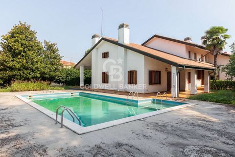 Important single villa that enjoys all the privileges and comforts given by its location in the center of the town of Altivole. Inserted within a large garden characterized by walkways in porphyry slabs and the swimming pool. The building is spread o...