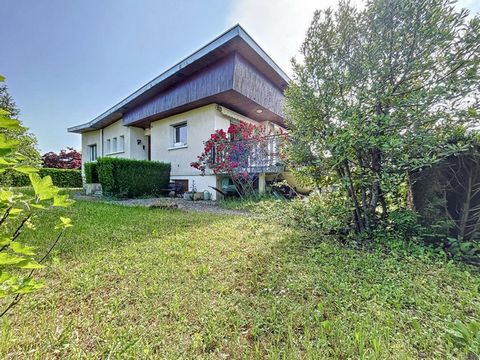 FONTAINE-LES-DIJON, close to all amenities, quiet, on a plot of about 827m2, detached house of about 185 m² with possibility 6 bedrooms. A lot of potential for this house with pleasant volumes. Composed of a large entrance, a living room of 40 m² wit...