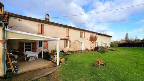 This property is located in the countryside between Monségur and La Réole, offering easy access to the amenities and services of both towns and only an hour away from Bordeaux. The building, made of stone, is spacious with a living area totalling 220...
