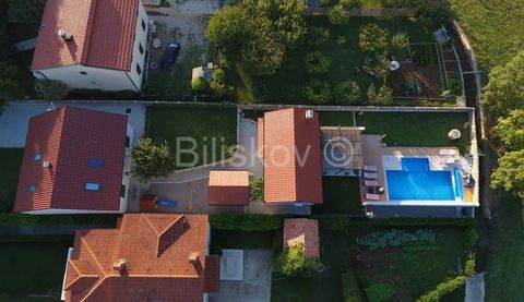  Donji Proložac, in the immediate vicinity of the town of Imotski (distance 4 km). The plot on which the buildings are located has an area of 1,000 m2. The property consists of a house, an outbuilding and an object (outdoor toilet with shower and sto...