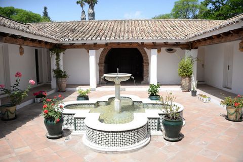 Located in Benahavís. Andalusian Villa style. Privacy, nature, gardens, lake views, beach is 5min. Crossing the entrance gate of the Finca, we walk along a long and leafy path that transmits tranquility and reflects the size of the property. We recog...