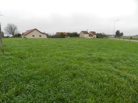 Flat building plot in Dampierre/Salon of about 970 m2. Ideally located, viability at the edge of the land. Contact for visit: Mr. CHAPUIS Paulin ... , Commercial Agent No847877008 R.S.A.C VESOUL VERAN IMMOBILIER Mail: ...
