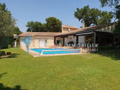 BETWEEN AVIGNON, UZES AND BAGNOLS SUR CEZE: Very nice Villa P6 with garage on magnificent wooded land not overlooked with swimming pool and outbuilding. Beautiful volumes: beautiful living room of about 53m2, 4 bedrooms, 2 shower rooms, with a possib...