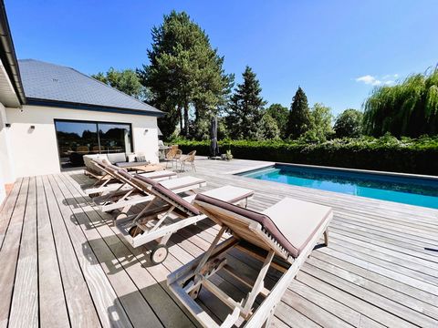 A quelques minutes de Deauville et Trouville sur mer, proche de Canapville. L'espace de vie est composé d'un agréable salon et d'une belle cuisine dinatoire avec un accès direct sur la terrasse. Vous profiterez de la piscine qui est dans le prolongem...