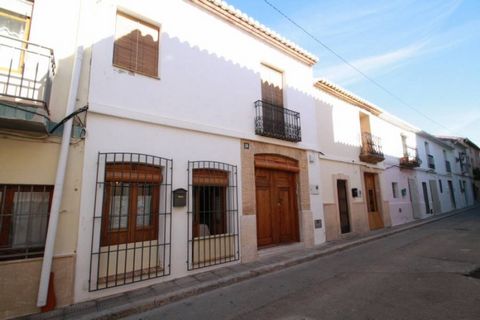 Spacious town house in the center of Teulada, Costa Blanca. The house has an area of 270m2 distributed with 4 bedrooms (1 of them in the groundfloor), 2 bathrooms, living room, kitchen with a patio and terrace in the 1rst floor. It is in a very good ...