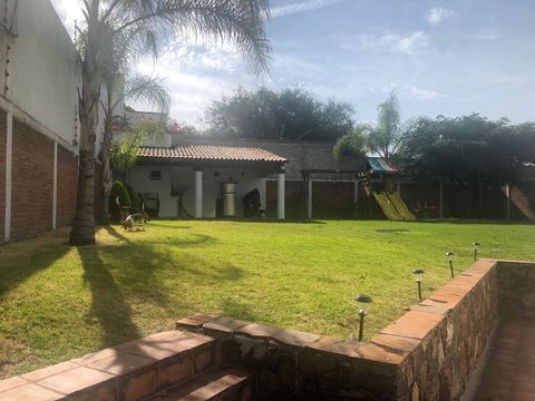 VO23-362MM Beautiful residence in excellent condition in white color offering freshness, spaciousness, elegance, comfort. Located just a few steps from the golf course and nautical plaza. It has a sober façade with modern style and a garage for 7 car...