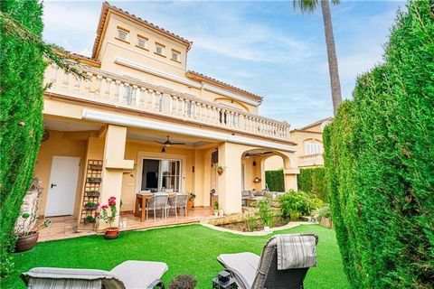 Detached villa in residential complex with pool in Santa Ponsa, Detached villa in residential complex with pool in Santa Ponsa. This villa has an area of approx. 165m2 divided into 2 floors. On the ground floor we find a living room with fireplace an...