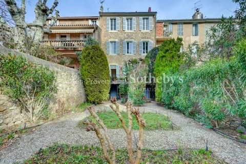 For sale in Aix-en-Provence, in the sought-after city center, this townhouse stands out. It boasts a spacious private garden facing south, providing a tranquil green oasis of approximately 300 square meters. The house, with a living area of around 30...