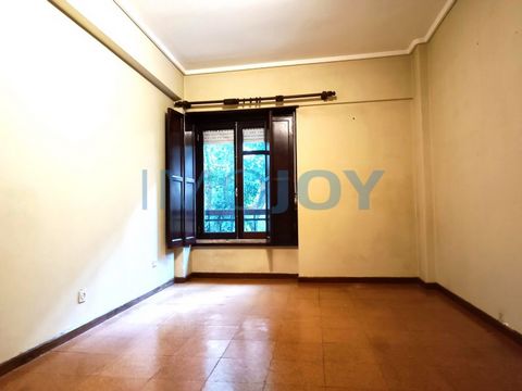 4 bedroom flat (5 rooms) in RC in the Center of Carnaxide, next to the market, inserted in a building from 1979, well maintained, with 2 elevators, access to reduced mobility and very well maintained entrance hall with digital security key and video ...