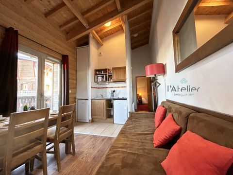Discover this little nugget sold outside of a commercial lease and which will delight those who love skiing and the sweetness of life in the heart of a resort. Located on the ground floor of the Residence Les Chalets de l'adet delivered in 2007, you ...