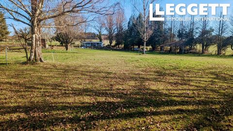 A26301LNH24 - UNDER OFFER Building Opportunity! This plot of land in the quiet countryside near Saint-Jory-de-Chalais, Dordogne is the perfect location for your own home-building project. A static mobile home with veranda measuring 55m2 is already in...