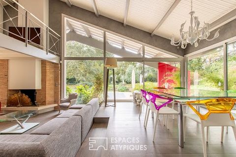 Located on the banks of the Loire south of Angers, in the heart of the popular town of Juigné-sur-Loire, this property boasts 233m2 of living space. Dating from 1989, this architect-designed house draws its originality from its unique architecture. I...