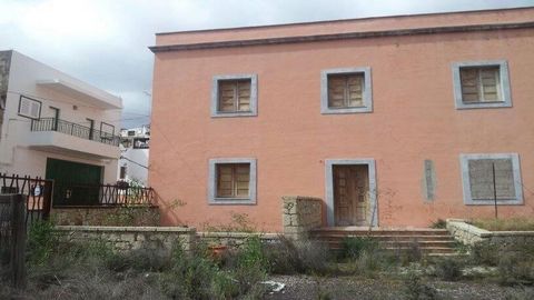 Building under construction located in Granadilla de Abona. It has a constructed area of 6806 m². It was built for the purpose of hotel operation. It has a degree of progress of the work of 35%. It is located in the downtown area of the town, very cl...