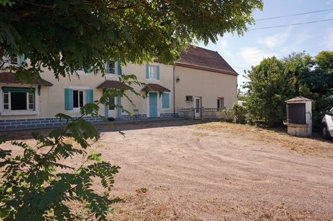 Between Digoin and Le Donjon, 40 minuytes from Moulins and Vichy, important house with two dwellings. The 1st includes: kitchen, living room, office, two bedrooms, bathroom, toilet, laundry room and garage. Electric heating. The 2nd: fitted kitchen, ...