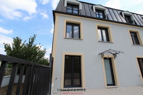 IMMOVANCE PARIS, offers your villa T5 of 107 m2 in RT2012 in fenced and wooded residence composed of two terraced houses on a plot of 400m2, close to all amenities, (schools, shops, Transilien line J, motorway A 15. This contemporary villa offers all...