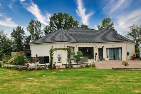 A few minutes from Pont-Audemer, and close to a market town with all shops, come and discover this beautiful single-storey pavilion still under ten-year warranty. You will be seduced by the calm of the countryside with its large plot of more than 450...
