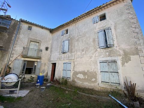 Come and discover this old house in the centre of Tournissan, a small village 15 minutes from Lézignan. Make this building what you want. This property is to be completely renovated. Features: - Garden