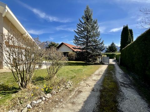 Ideally located near Lake Annecy, this detached house of 123m2 on a plot of 820m2 offers a peaceful setting. Open kitchen, warm living room on the ground floor, three bedrooms and bathroom upstairs. Spacious garden, quiet atmosphere, close to local a...