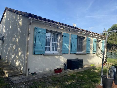 In a pleasant village near Limoux, single-storey villa in excellent condition, sold rented, consisting of a living room, a lounge, open kitchen, two bedrooms, bathroom and toilet. A garage. This villa is built on a plot of 639 m2, fenced. Monthly ren...