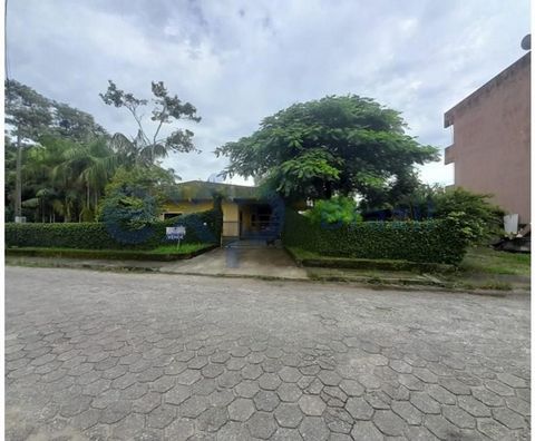 Great house with 4 bedrooms, (1 suite), living room, dining room, planned kitchen, guest bathroom, balcony with barbecue, pantry, 3 covered parking spaces, with approximately 300m² of built area. Furnished. Good condition, large pieces, backyard with...