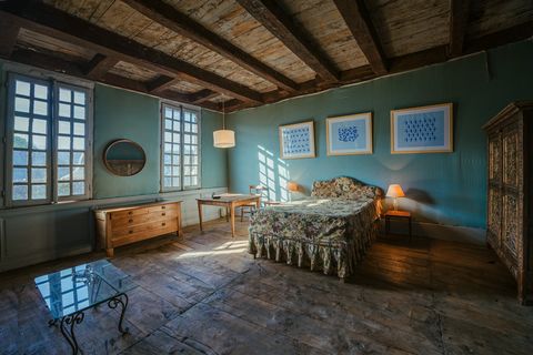 Exceptional!! Located in the heart of the listed medieval village of Conques en Rouergue, we offer you this superb half-timbered house from the 13th century, which belonged to the family of Canon Benazech, and to the poet Émile Roudier. With a surfac...