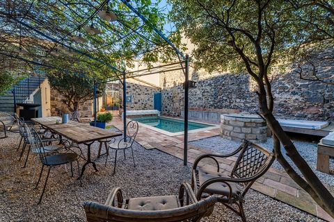 On the Marseillan-ville side, come and discover this one-storey winegrower's house, all tastefully renovated on a plot of 409 m2. It consists of a living-dining area, dining room with its period fireplace and a fully fitted and equipped vintage kitch...