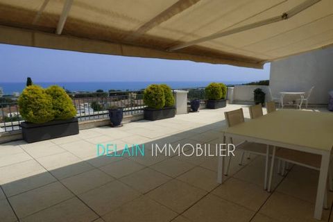 VILLENEUVE-LOUBET. Overlooking the Baie des Anges, this apartment-villa offers 660m² of private space without vis-à-vis any where living room-kitchen and 3 suites combine on 140m² and open onto a major terrace of 92m² and a second with a swimming poo...