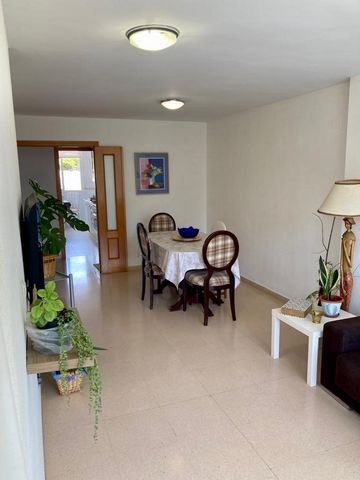 Appartement dans le meilleur quartier d’Alicante, à Cabo de las Huertas, à côté du centre de santé et à quelques mètres de la mer. Pour vivre toute l’année. Maison avec 2 chambres et 2 salles de bains, avec cuisine séparée et salon avec vue sur l’urb...