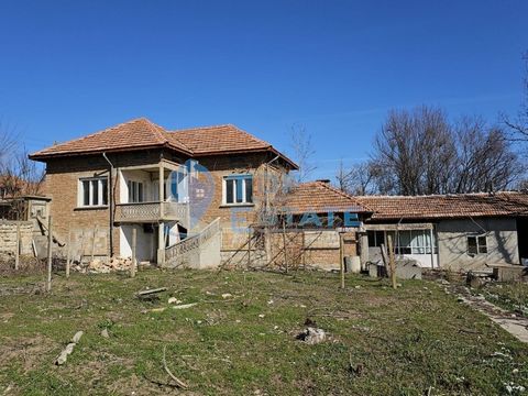 Top Estate offers you a brick house with a large yard and a well in the village of Pavel, located 13 km northwest of Polski Trambesh, 22 km southeast of the town of Svishtov and 50 km north of the town of Veliko Tarnovo. The main house consists of an...