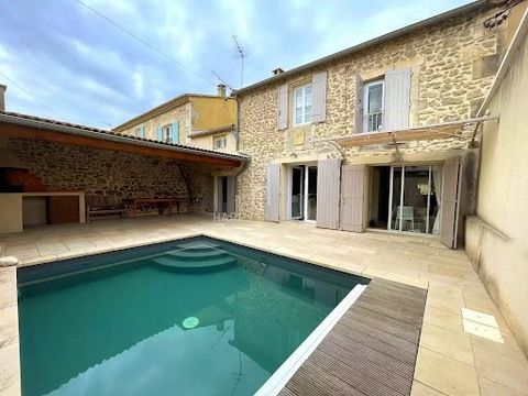Charming village house with a very beautiful and large stone facade quiet, close to the center of the village of Mouriès. Renovated while taking care to preserve its authenticity, it has many advantages. Bright, thanks to its large openings, you will...