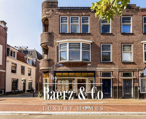 Markantes und vielseitiges Anwesen im Zentrum von Leiden An der Ecke der Korevaarstraat und der Hoefstraat befindet sich dieses ikonische Gebäude aus den 1930er Jahren mit seinen unverwechselbaren Art-déco-Balkonen. Das Erdgeschoss (mit separatem Ein...