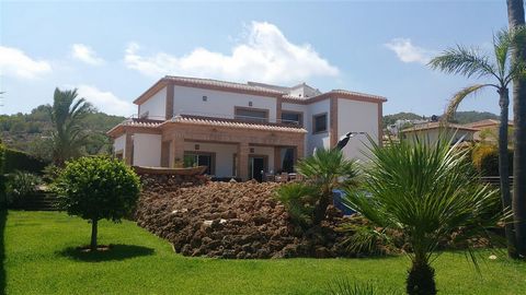 Une belle villa non meublé 5 chambre à coucher dans un des quartiers plus recherchés de Javea. La propriété comprend au rez de chaussée d’un salon spacieux avec terrasses couvertes et découvertes donnant accès à l’espace jardin et piscine, cuisine de...