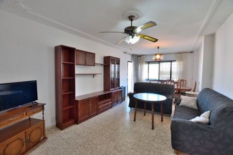 Spacious apartment located in a traditional, quiet and family-friendly neighbourhood of Ronda A few minutes from the centre and close to all kinds of shops, school, bars, supermarkets, etc. . A large apartment with 114 m2 distributed as follows: hall...