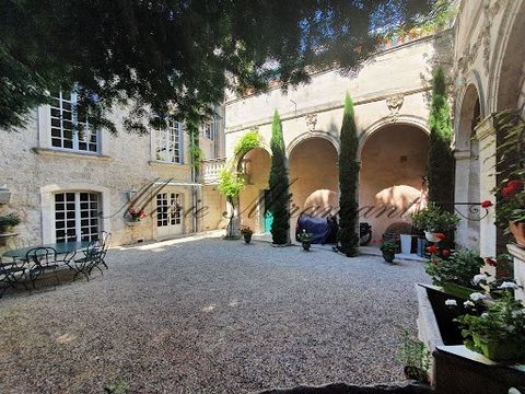 The agency Marie MIRAMANT, specialized in character and luxury real estate offers in the heart of Avignon historical center, in a calm and sought-after area, a charming private mansion of about 300 m², with large courtyard without vis-à-vis and a sep...