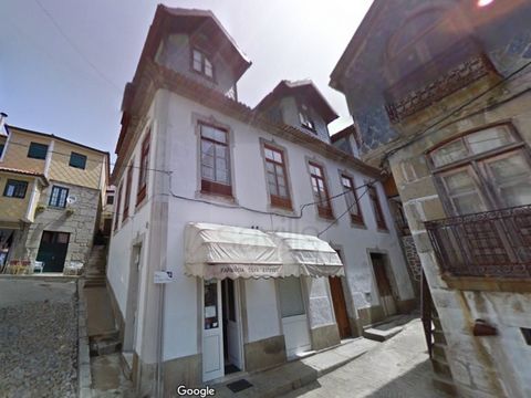 Situé dans la vallée du fleuve Douro, à côté du spa Caldas de Aregos et à proximité de la région viticole du Haut Douro, site classé au patrimoine mondial de l'UNESCO. Maison à restaurer au centre de Caldas de Aregos (ARU). Maison à l'architecture po...