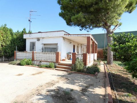 Total surface area 169 m², villa plot area 6181 m², usable floor area 160 m², single bedrooms: 2, 1 bathrooms, age between 30 and 50 years, state of repair: needs remodeling, garage, floor no.: 1.